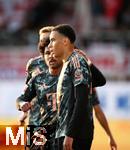 14.09.2024, Fussball 1. Bundesliga 2024/2025, 3. Spieltag, Holstein Kiel - FC Bayern Mnchen, im Holstein-Stadion Kiel. Jubel (L-R) Serge Gnabry (Bayern Mnchen) und Jamal Musiala (Bayern Mnchen) zum Tor zum 0:3 (Eigentor von Nicolai Remberg/ Kiel)


