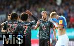 14.09.2024, Fussball 1. Bundesliga 2024/2025, 3. Spieltag, Holstein Kiel - FC Bayern Mnchen, im Holstein-Stadion Kiel. Jubel (L-R) Sacha Boey (Bayern Mnchen), Serge Gnabry (Bayern Mnchen) und Torschtze Harry Kane (Bayern Mnchen) zum Tor zum 0:2


