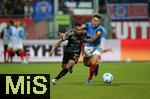 14.09.2024, Fussball 1. Bundesliga 2024/2025, 3. Spieltag, Holstein Kiel - FC Bayern Mnchen, im Holstein-Stadion Kiel. (L-R) Raphael Guerreiro (Bayern Mnchen) gegen Nicolai Remberg (Holstein Kiel)


