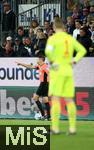 14.09.2024, Fussball 1. Bundesliga 2024/2025, 3. Spieltag, Holstein Kiel - FC Bayern Mnchen, im Holstein-Stadion Kiel. Schiedsrichter Tobias Reichel zeigt Richtung Elfmeterpunkt nach VAR / Viedeoassistent


