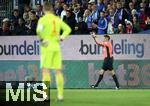 14.09.2024, Fussball 1. Bundesliga 2024/2025, 3. Spieltag, Holstein Kiel - FC Bayern Mnchen, im Holstein-Stadion Kiel. Schiedsrichter Tobias Reichel ziegt die Entscheidung nach VAR / Viedeoassistent an


