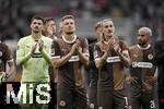 15.09.2024, Fussball 1. Bundesliga 2024/2025, 3. Spieltag, FC Augsburg - 1.FC St. Pauli, in der WWK-Arena Augsburg,  Nach dem Spiel sind die Hamburger frustriert, Torwart Nikola Vasilj (FC St. Pauli), Jackson Irvine (FC St. Pauli), Hauke Wahl (FC St. Pauli), Elias Saad (FC St. Pauli) 
 

