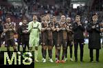 15.09.2024, Fussball 1. Bundesliga 2024/2025, 3. Spieltag, FC Augsburg - 1.FC St. Pauli, in der WWK-Arena Augsburg,  Nach dem Spiel sind die Hamburger frustriert, Torwart Nikola Vasilj (FC St. Pauli), Hauke Wahl (FC St. Pauli), Elias Saad (FC St. Pauli), Jackson Irvine (FC St. Pauli), 
 

