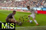 15.09.2024, Fussball 1. Bundesliga 2024/2025, 3. Spieltag, FC Augsburg - 1.FC St. Pauli, in der WWK-Arena Augsburg, li: Eric Smith (FC St. Pauli) grtscht mit dem Fuss ein groes Loch in den rasen, die Erde spritzt hoch. re: Elvis Rexhbecaj (FC Augsburg) 
 

