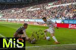 15.09.2024, Fussball 1. Bundesliga 2024/2025, 3. Spieltag, FC Augsburg - 1.FC St. Pauli, in der WWK-Arena Augsburg, li: Eric Smith (FC St. Pauli) grtscht mit dem Fuss ein groes Loch in den rasen, die Erde spritzt hoch. re: Elvis Rexhbecaj (FC Augsburg) 
 

