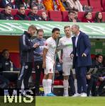 15.09.2024, Fussball 1. Bundesliga 2024/2025, 3. Spieltag, FC Augsburg - 1.FC St. Pauli, in der WWK-Arena Augsburg, Henri Koudossou (FC Augsburg) und Arne Maier (FC Augsburg) bei Trainer Jess Thorup (FC Augsburg) vor der Einwechslung 
 

