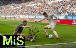 15.09.2024, Fussball 1. Bundesliga 2024/2025, 3. Spieltag, FC Augsburg - 1.FC St. Pauli, in der WWK-Arena Augsburg, li: Eric Smith (FC St. Pauli) grtscht mit dem Fuss ein groes Loch in den rasen, die Erde spritzt hoch. re: Elvis Rexhbecaj (FC Augsburg) 
 

