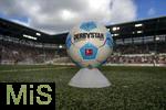 15.09.2024, Fussball 1. Bundesliga 2024/2025, 3. Spieltag, FC Augsburg - 1.FC St. Pauli, in der WWK-Arena Augsburg, Der Spielball Derbystar liegt auf einem Plastikkegel bereit. Alle Ersatzspielblle rum rund um das Spielfeld sind in der neuen Saison auf diesen Plastikhtchen positioniert.
 

