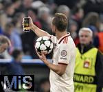 17.09.2024,  Fussball UEFA Championsleague 2024/2025: 1.Spieltag,  FC Bayern Mnchen - Dinamo Zagreb, in der Allianz-Arena Mnchen. Harry Kane (FC Bayern Mnchen) fotografiert sich nach dem Spiel mit dem Spielball  
 

