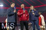 17.09.2024,  Fussball UEFA Championsleague 2024/2025: 1.Spieltag,  FC Bayern Mnchen - Dinamo Zagreb, in der Allianz-Arena Mnchen.  Trainer Vincent Kompany (mitte, FC Bayern Mnchen) nach dem Spiel beim Interview bei Laura Wontorra und Michael Ballack (li). Hinten luft Mathys Tel (Bayern Mnchen) und Leon Goretzka (li, FC Bayern Mnchen) aus, die Fans fordern Goretzka mit lautstarken Sprechchren zum Verbleib bei Bayern auf.
 

