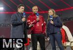 17.09.2024,  Fussball UEFA Championsleague 2024/2025: 1.Spieltag,  FC Bayern Mnchen - Dinamo Zagreb, in der Allianz-Arena Mnchen.  Trainer Vincent Kompany (mitte, FC Bayern Mnchen) nach dem Spiel beim Interview bei Laura Wontorra und Michael Ballack (li). Hinten luft Mathys Tel (Bayern Mnchen) und Leon Goretzka (FC Bayern Mnchen) aus, die Fans fordern Goretzka mit lautstarken Sprechchren zum Verbleib bei Bayern auf.
 

