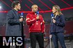 17.09.2024,  Fussball UEFA Championsleague 2024/2025: 1.Spieltag,  FC Bayern Mnchen - Dinamo Zagreb, in der Allianz-Arena Mnchen.  Trainer Vincent Kompany (mitte, FC Bayern Mnchen) nach dem Spiel beim Interview bei Laura Wontorra und Michael Ballack (li).

