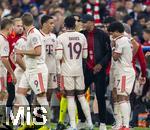 17.09.2024,  Fussball UEFA Championsleague 2024/2025: 1.Spieltag,  FC Bayern Mnchen - Dinamo Zagreb, in der Allianz-Arena Mnchen. Trainer Vincent Kompany (FC Bayern Mnchen) gibt taktische Anweisungen an Jamal Musiala (FC Bayern Mnchen), Alphonso Davies (FC Bayern Mnchen), Serge Gnabry (FC Bayern Mnchen) 
 

