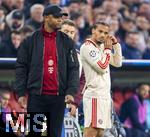 17.09.2024,  Fussball UEFA Championsleague 2024/2025: 1.Spieltag,  FC Bayern Mnchen - Dinamo Zagreb, in der Allianz-Arena Mnchen.  Bildserie, Kurios: Leroy Sane (Bayern Mnchen) muss nach Aufforderung des Vierten Offiziellen vor seiner Einwechslung smtliche (wohl mindestens 5) Ohrstecker entfernen, er hat alle Hnde zu tun, und wirft alle einfach achtlos auf den Rasen vor sich. li: Trainer Vincent Kompany (FC Bayern Mnchen) 

