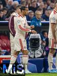 17.09.2024,  Fussball UEFA Championsleague 2024/2025: 1.Spieltag,  FC Bayern Mnchen - Dinamo Zagreb, in der Allianz-Arena Mnchen.  Bildserie, Kurios: Leroy Sane (Bayern Mnchen) muss nach Aufforderung des Vierten Offiziellen vor seiner Einwechslung smtliche (wohl mindestens 5) Ohrstecker entfernen, er hat alle Hnde zu tun, und wirft alle einfach achtlos auf den Rasen vor sich. Hier sieht man sie auf den Boden fallend.

