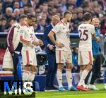 17.09.2024,  Fussball UEFA Championsleague 2024/2025: 1.Spieltag,  FC Bayern Mnchen - Dinamo Zagreb, in der Allianz-Arena Mnchen.  Bildserie, Kurios: Leroy Sane (Bayern Mnchen) muss nach Aufforderung des Vierten Offiziellen vor seiner Einwechslung smtliche (wohl mindestens 5) Ohrstecker entfernen, er hat alle Hnde zu tun, und wirft alle einfach achtlos auf den Rasen vor sich. hier sieht man den Stecker auf den Boden fallen.

