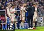 17.09.2024,  Fussball UEFA Championsleague 2024/2025: 1.Spieltag,  FC Bayern Mnchen - Dinamo Zagreb, in der Allianz-Arena Mnchen.  Bildserie, Kurios: Leroy Sane (Bayern Mnchen) muss nach Aufforderung des Vierten Offiziellen vor seiner Einwechslung smtliche (wohl mindestens 5) Ohrstecker entfernen, er hat alle Hnde zu tun, und wirft alle einfach achtlos auf den Rasen vor sich. 

