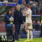 17.09.2024,  Fussball UEFA Championsleague 2024/2025: 1.Spieltag,  FC Bayern Mnchen - Dinamo Zagreb, in der Allianz-Arena Mnchen.  Vier Tore in diesem Spiel erzielt, Serientorschtze Harry Kane (FC Bayern Mnchen) macht Selfies mit der Auszeichnung Man of the Match.
 

