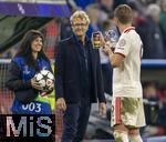 17.09.2024,  Fussball UEFA Championsleague 2024/2025: 1.Spieltag,  FC Bayern Mnchen - Dinamo Zagreb, in der Allianz-Arena Mnchen.  Vier Tore in diesem Spiel erzielt, Serientorschtze Harry Kane (FC Bayern Mnchen) macht Selfies mit der Auszeichnung Man of the Match.
 

