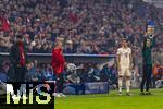 17.09.2024,  Fussball UEFA Championsleague 2024/2025: 1.Spieltag,  FC Bayern Mnchen - Dinamo Zagreb, in der Allianz-Arena Mnchen. re: Leon Goretzka (FC Bayern Mnchen) schaut vor seiner Einwechslung nachdenklich zum Trainer Vincent Kompany (li, FC Bayern Mnchen) 
 

