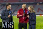 17.09.2024,  Fussball UEFA Championsleague 2024/2025: 1.Spieltag,  FC Bayern Mnchen - Dinamo Zagreb, in der Allianz-Arena Mnchen. Nach dem Spiel, v.li: TV-Experte Michael Ballack, Trainer Vincent Kompany (FC Bayern Mnchen) und Moderatorin Laura Wontorra bei DAZN
 

