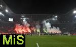 20.09.2024, Fussball 1. Bundesliga 2024/2025, 4. Spieltag, FC Augsburg - 1.FSV Mainz 05, in der WWK-Arena Augsburg, Die Augsburger Fans znden Rauchbomben an in den Vereinsfarben
 

