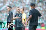 21.09.2024, Fussball 1. Bundesliga 2024/2025, 4. Spieltag, SV Werder Bremen - FC Bayern Mnchen, im Wohninvest Weserstadion Bremen. Auswechslung, (L-R) Konrad Laimer (Bayern Mnchen) und Trainer Vincent Kompany (Bayern Mnchen)


