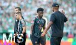 21.09.2024, Fussball 1. Bundesliga 2024/2025, 4. Spieltag, SV Werder Bremen - FC Bayern Mnchen, im Wohninvest Weserstadion Bremen. Auswechslung, (L-R) Kingsley Coman (Bayern Mnchen) und Trainer Vincent Kompany (Bayern Mnchen)


