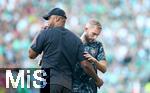 21.09.2024, Fussball 1. Bundesliga 2024/2025, 4. Spieltag, SV Werder Bremen - FC Bayern Mnchen, im Wohninvest Weserstadion Bremen. Auswechslung, (L-R) Trainer Vincent Kompany (Bayern Mnchen) und Konrad Laimer (Bayern Mnchen)


