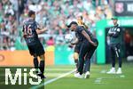 21.09.2024, Fussball 1. Bundesliga 2024/2025, 4. Spieltag, SV Werder Bremen - FC Bayern Mnchen, im Wohninvest Weserstadion Bremen. (L-R) Joao Palhinha (Bayern Mnchen) und Trainer Vincent Kompany (Bayern Mnchen)


