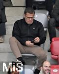 23.09.2024, Fussball Google Pixel Frauen-Bundesliga 2024/2025, 3.Spieltag, FC Bayern Mnchen - TSG Hoffenheim, am FCB-Campus Mnchen. Manager Max Eberl (FC Bayern Mnchen) sitzt unter den Zuschauern mit Handy