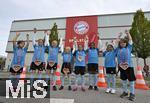 23.09.2024, Fussball Google Pixel Frauen-Bundesliga 2024/2025, 3.Spieltag, FC Bayern Mnchen - TSG Hoffenheim, am FCB-Campus Mnchen. Mdchen am Ball- die Aktion. Die Mdchen laufen heute mit den Spielerinnen ins Spiel ein