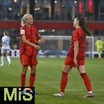 23.09.2024, Fussball Google Pixel Frauen-Bundesliga 2024/2025, 3.Spieltag, FC Bayern Mnchen - TSG Hoffenheim, am FCB-Campus Mnchen. Pernille Harder (FC Bayern Mnchen) jubelt ber das 3:1 mit Sarah Zadrazil (FC Bayern Mnchen) 