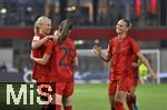 23.09.2024, Fussball Google Pixel Frauen-Bundesliga 2024/2025, 3.Spieltag, FC Bayern Mnchen - TSG Hoffenheim, am FCB-Campus Mnchen. Pernille Harder (FC Bayern Mnchen) jubelt ber das 3:1 mit Sarah Zadrazil (FC Bayern Mnchen) und Klara Bhl (FC Bayern Mnchen) 