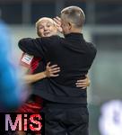 23.09.2024, Fussball Google Pixel Frauen-Bundesliga 2024/2025, 3.Spieltag, FC Bayern Mnchen - TSG Hoffenheim, am FCB-Campus Mnchen. re: Trainer Alexander Straus (FC Bayern Mnchen) wechselt die dreifache Torschtzin aus, Pernille Harder (FC Bayern Mnchen) 