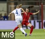 23.09.2024, Fussball Google Pixel Frauen-Bundesliga 2024/2025, 3.Spieltag, FC Bayern Mnchen - TSG Hoffenheim, am FCB-Campus Mnchen. re: Sarah Zadrazil (FC Bayern Mnchen) gegen Lisann Kaut (Hoffenheim).