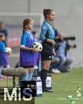 23.09.2024, Fussball Google Pixel Frauen-Bundesliga 2024/2025, 3.Spieltag, FC Bayern Mnchen - TSG Hoffenheim, am FCB-Campus Mnchen. Mdchen am Ball, Aktion-Ballmdchen