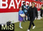 23.09.2024, Fussball Google Pixel Frauen-Bundesliga 2024/2025, 3.Spieltag, FC Bayern Mnchen - TSG Hoffenheim, am FCB-Campus Mnchen. Mdchen am Ball, Aktion-Ballmdchen