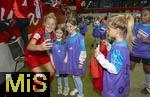 23.09.2024, Fussball Google Pixel Frauen-Bundesliga 2024/2025, 3.Spieltag, FC Bayern Mnchen - TSG Hoffenheim, am FCB-Campus Mnchen. Mdchen am Ball- die Aktion.  macht ein Foto mit den Ballmdels 