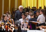 26.09.2024, Internationales Klassikfestival: Festival der Nationen 2024, im Kurhaus Bad Wrishofen im Unterallgu, Kinder spielen fr Kinder, Aktion fr Schulklassen, vom Festivalorchester unter der Leitung von Christoph Adt (li). Das vbw Festivalorchester basiert auf einer Initiative der vbw ? Vereinigung der Bayerischen Wirtschaft e. V. und des ?Festival der Nationen?. Partner dieses Frderprojektes fr Schler und Jugendliche im Alter von 11 bis 17 Jahren sind das Bayerische Staatsministerium fr Bildung und Kultus sowie die Stiftung art 131.
