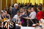 26.09.2024, Internationales Klassikfestival: Festival der Nationen 2024, im Kurhaus Bad Wrishofen im Unterallgu, Kinder spielen fr Kinder, Aktion fr Schulklassen, vom Festivalorchester unter der Leitung von Christoph Adt (li). Das vbw Festivalorchester basiert auf einer Initiative der vbw ? Vereinigung der Bayerischen Wirtschaft e. V. und des ?Festival der Nationen?. Partner dieses Frderprojektes fr Schler und Jugendliche im Alter von 11 bis 17 Jahren sind das Bayerische Staatsministerium fr Bildung und Kultus sowie die Stiftung art 131.
