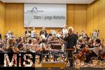 26.09.2024, Internationales Klassikfestival: Festival der Nationen 2024, im Kurhaus Bad Wrishofen im Unterallgu, Kinder spielen fr Kinder, Aktion fr Schulklassen, vom Festivalorchester unter der Leitung von Christoph Adt (re vorne). Das vbw Festivalorchester basiert auf einer Initiative der vbw ? Vereinigung der Bayerischen Wirtschaft e. V. und des ?Festival der Nationen?. Partner dieses Frderprojektes fr Schler und Jugendliche im Alter von 11 bis 17 Jahren sind das Bayerische Staatsministerium fr Bildung und Kultus sowie die Stiftung art 131.
