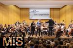 27.09.2024, Internationales Klassikfestival: Festival der Nationen 2024, im Kurhaus Bad Wrishofen im Unterallgu, VORSICHT KLASSIK - Das groe Schulkonzert, Aktion fr Schulklassen, mit dem vbw-Festivalorchester unter der Leitung von Christoph Adt. Gastsolisten: Sabine Meyer (Klarinette) und Nils Mnkemeyer (Bratschist)