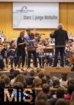 27.09.2024, Internationales Klassikfestival: Festival der Nationen 2024, im Kurhaus Bad Wrishofen im Unterallgu, VORSICHT KLASSIK - Das groe Schulkonzert, Aktion fr Schulklassen, mit dem vbw-Festivalorchester unter der Leitung von Christoph Adt. Gastsolisten: Sabine Meyer (Klarinette) und Nils Mnkemeyer (Bratschist)