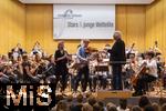 27.09.2024, Internationales Klassikfestival: Festival der Nationen 2024, im Kurhaus Bad Wrishofen im Unterallgu, VORSICHT KLASSIK - Das groe Schulkonzert, Aktion fr Schulklassen, mit dem vbw-Festivalorchester unter der Leitung von Christoph Adt. Gastsolisten: Sabine Meyer (Klarinette) und Nils Mnkemeyer (Bratschist)