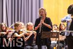 27.09.2024, Internationales Klassikfestival: Festival der Nationen 2024, im Kurhaus Bad Wrishofen im Unterallgu, VORSICHT KLASSIK - Das groe Schulkonzert, Aktion fr Schulklassen, mit dem vbw-Festivalorchester unter der Leitung von Christoph Adt. Gastsolisten: Sabine Meyer (Klarinette) und Nils Mnkemeyer (Bratschist)