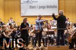 27.09.2024, Internationales Klassikfestival: Festival der Nationen 2024, im Kurhaus Bad Wrishofen im Unterallgu, VORSICHT KLASSIK - Das groe Schulkonzert, Aktion fr Schulklassen, mit dem vbw-Festivalorchester unter der Leitung von Christoph Adt. Gastsolisten: Sabine Meyer (Klarinette) und Nils Mnkemeyer (Bratschist)