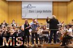 27.09.2024, Internationales Klassikfestival: Festival der Nationen 2024, im Kurhaus Bad Wrishofen im Unterallgu, VORSICHT KLASSIK - Das groe Schulkonzert, Aktion fr Schulklassen, mit dem vbw-Festivalorchester unter der Leitung von Christoph Adt. Gastsolisten: Sabine Meyer (Klarinette) und Nils Mnkemeyer (Bratschist)