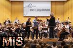 27.09.2024, Internationales Klassikfestival: Festival der Nationen 2024, im Kurhaus Bad Wrishofen im Unterallgu, VORSICHT KLASSIK - Das groe Schulkonzert, Aktion fr Schulklassen, mit dem vbw-Festivalorchester unter der Leitung von Christoph Adt. Gastsolisten: Sabine Meyer (Klarinette) und Nils Mnkemeyer (Bratschist)