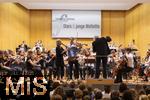 27.09.2024, Internationales Klassikfestival: Festival der Nationen 2024, im Kurhaus Bad Wrishofen im Unterallgu, VORSICHT KLASSIK - Das groe Schulkonzert, Aktion fr Schulklassen, mit dem vbw-Festivalorchester unter der Leitung von Christoph Adt. Gastsolisten: Sabine Meyer (Klarinette) und Nils Mnkemeyer (Bratschist)